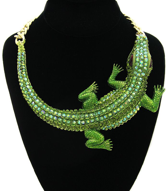Colar e colar de corrente com clavícula feminina cravejada de diamantes em formato de crocodilo com celebridades_voghion.com