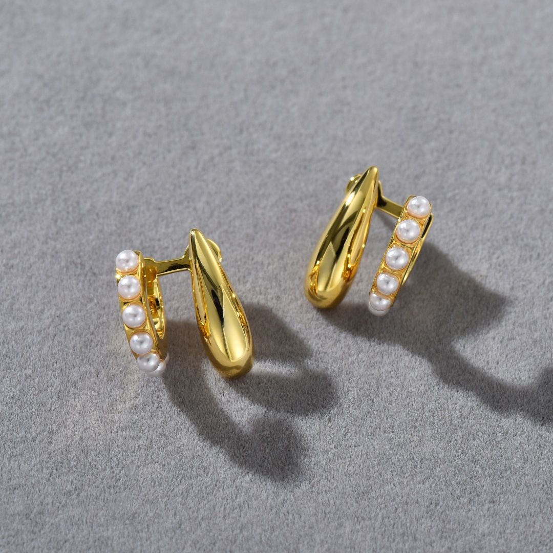 Elegantes pendientes minimalistas de latón con baño de oro de 18 quilates y detalles de perla auténtica, pendientes de aguja con pasadores de plata S925 para mujer._voghion.com