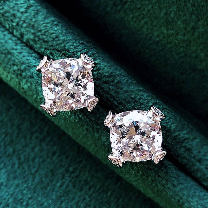 Cao Shi's New Classic Four Claw Earrings Shine Simulation Diamond Ice Flower Earrings Female Seiko 8 * 8mm Zircon Earrings_voghion.com