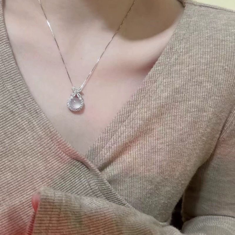 Hersteller Großhandel Runaway Prinzessin kleine Kirsche eingelegten weißen Chalcedon runden eiförmigen kleinen Anhänger Achat Jade Anhänger_voghion.com