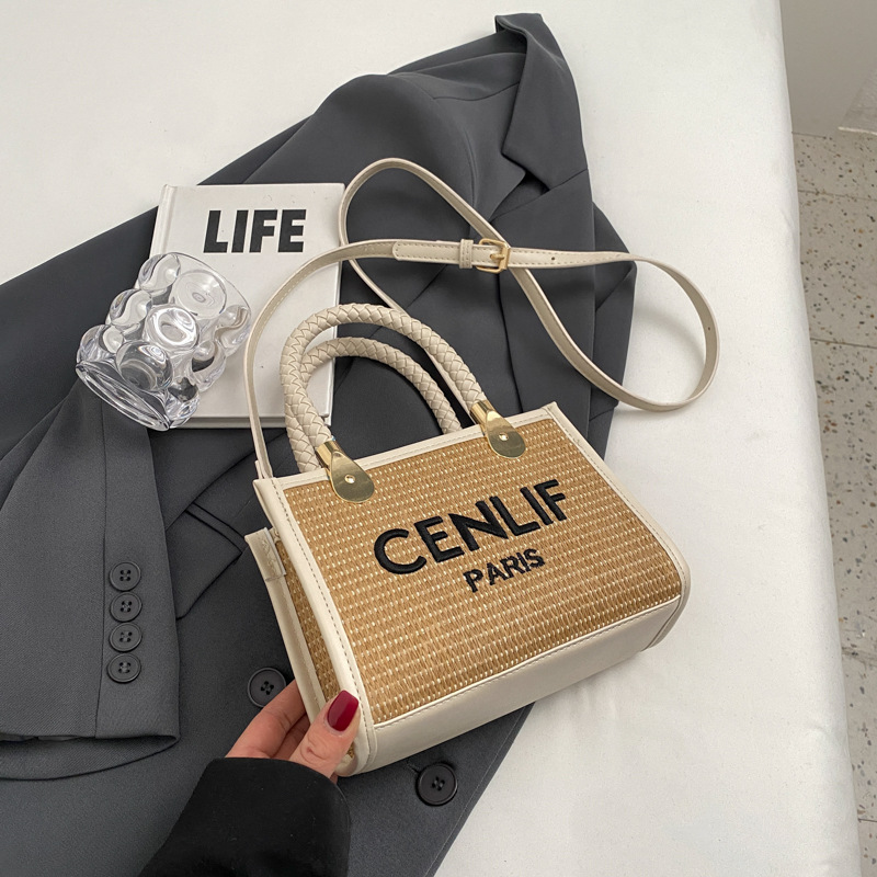 Gräsvävd handväska för kvinnor 2024 Ny sommarvävd handväska nisch Populär i år Crossbody-väska Moderiktig och mångsidig liten fyrkantig väska_voghion.com