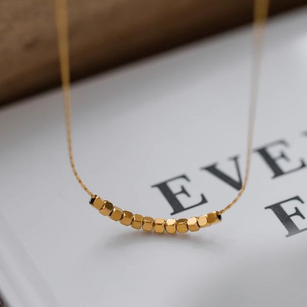 Japanse en Koreaanse modetextuur Messing verguld Gegraveerd vierkant Kleine gouden kralen Eenvoudig temperament Modieus_voghion.com