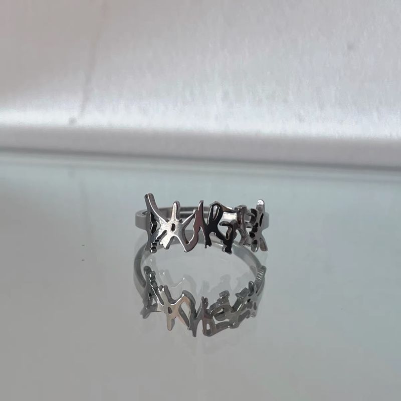 Anello in rame con lettera in titanio e spina, stile punk semplice, in acciaio inossidabile scuro_voghion.com