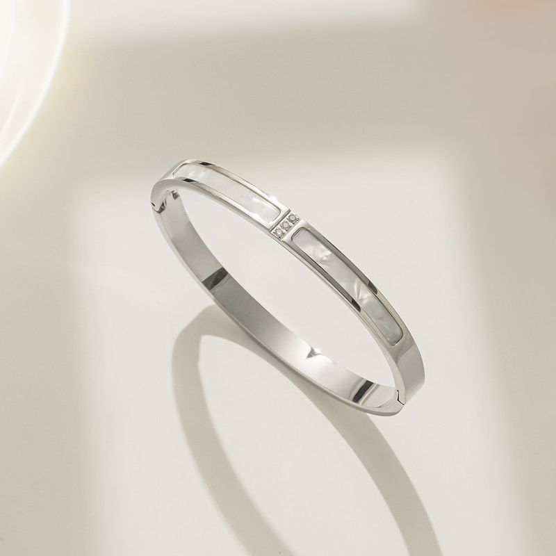 Version coréenne de la coquille de nacre blanche incrustée de trois diamants et de diamants simple bracelet plaqué or rose 18 carats bracelet en acier titane ne se décolore pas_voghion.com