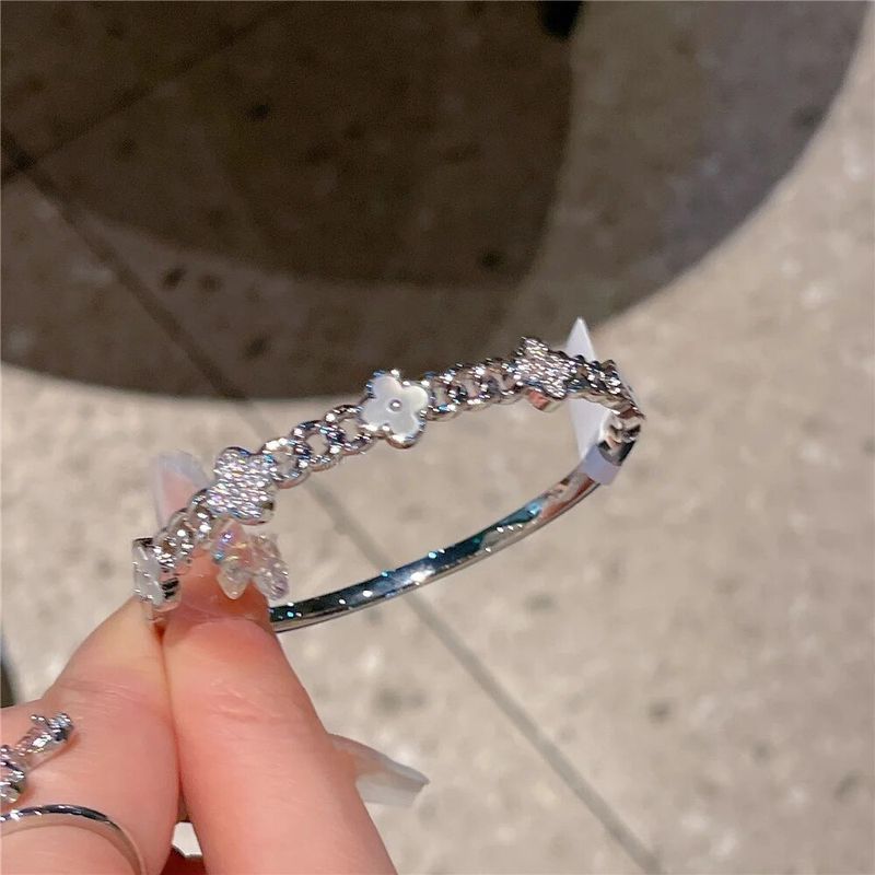 Mehrschichtiges elegantes Blumenarmband, modisch, lässig, vielseitig, leicht, luxuriös, ausgehöhlt, natürliches Beimu-Armband, elegante Handarbeit für Frauen_voghion.com