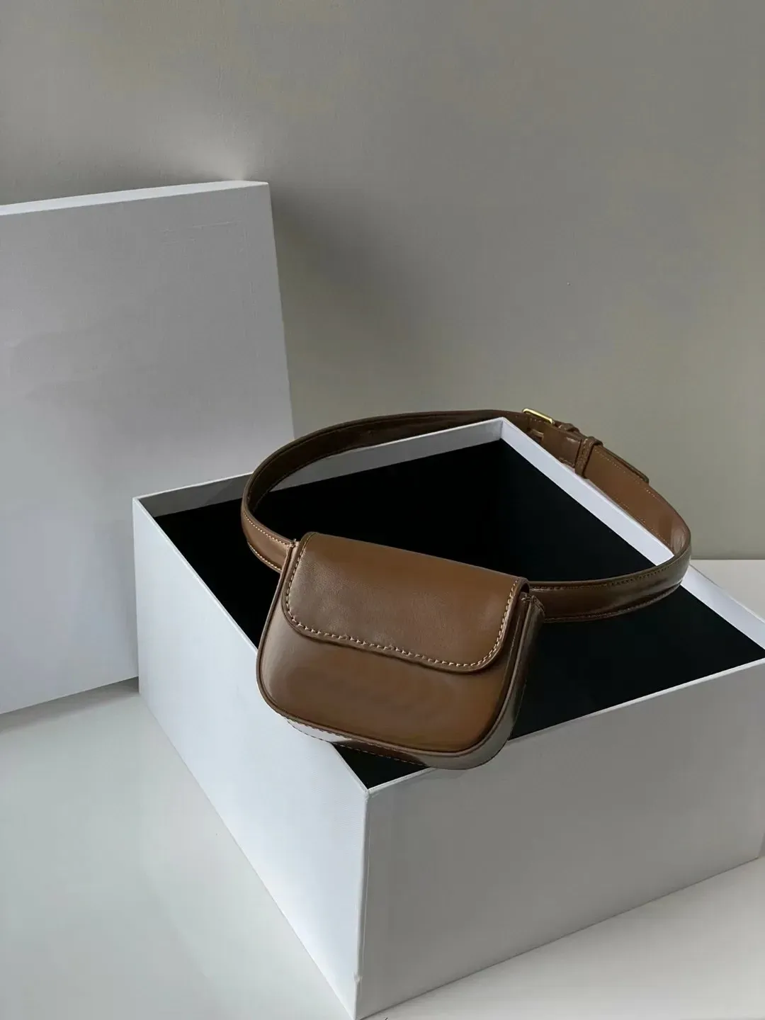 Borsa a tracolla in vera pelle con fibbia in metallo dorato, marsupio, spalla, patta frontale, portafoglio alla moda, 2024_voghion.com