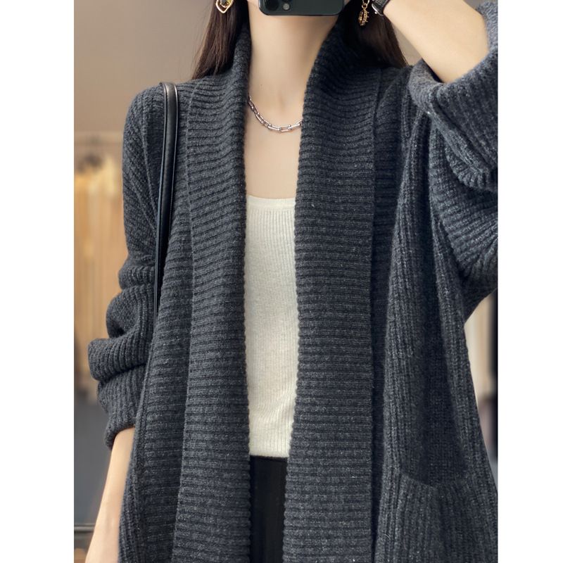 Cardigan lavorato a maglia stile pigro di media-lunga lunghezza 2023 per donna con design ampio, caratterizzato da un colletto spesso e solido_voghion.com