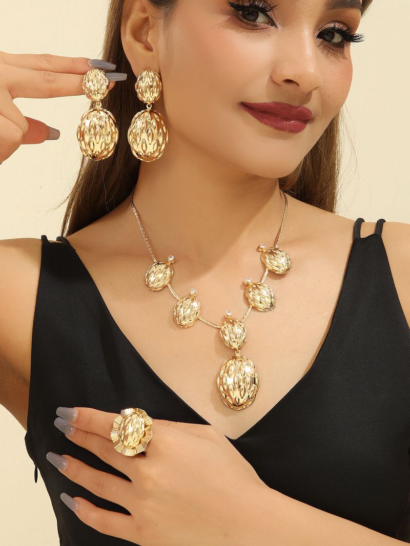 Set di gioielli statement: collana a forma di cuore lucido, anello e orecchini rotondi di alta qualità._voghion.com