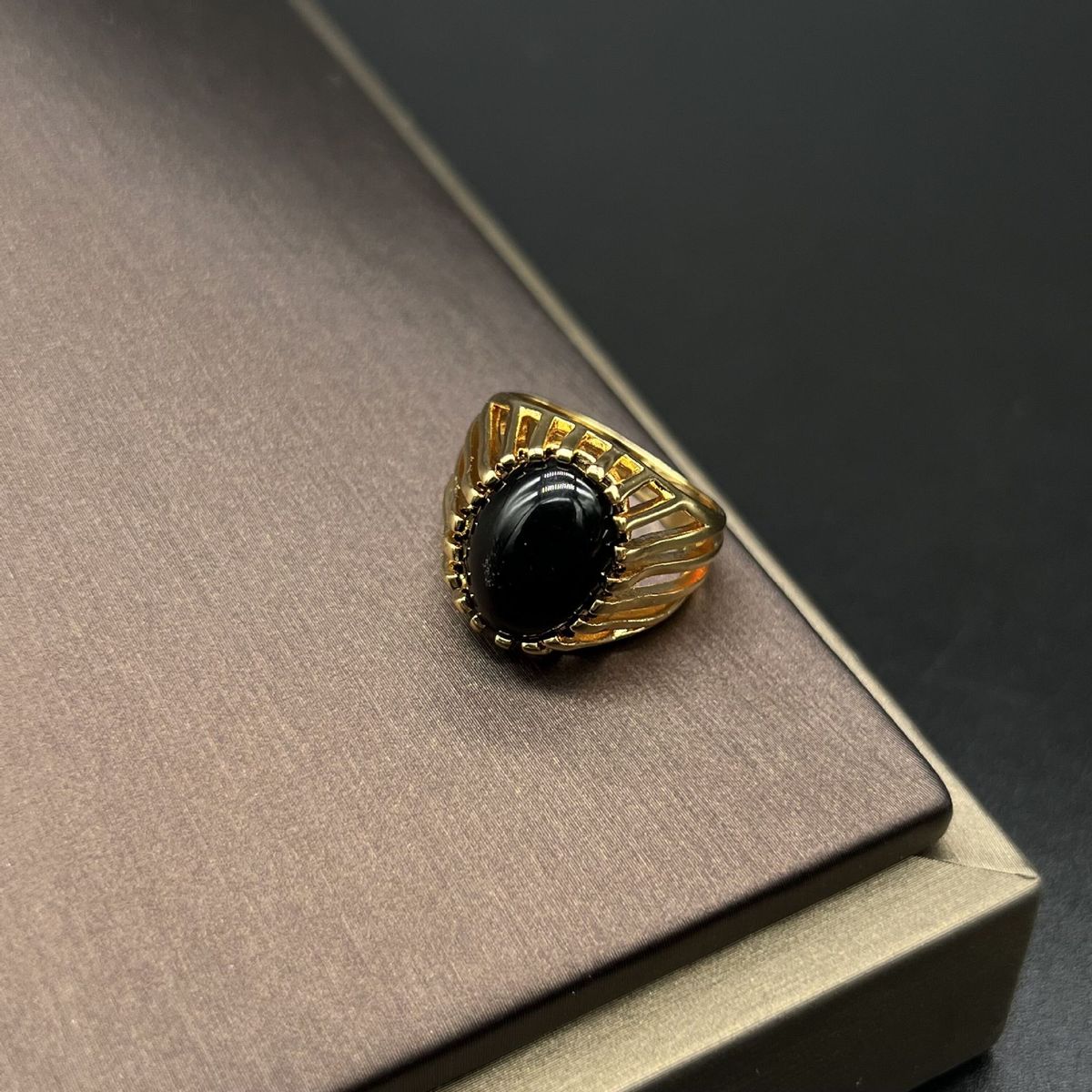 Owalny czarny pierścionek w stylu francuskim dla kobiet, niszowy wzór, złoty pierścionek z pustym paskiem 873_voghion.com