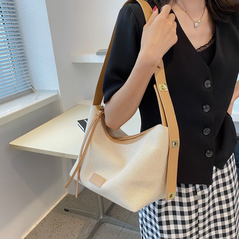 Sac de conception de niche sac pour femme été polyvalent 2024 nouveau style grande capacité sac messager toile sac à bandoulière sous les bras_voghion.com