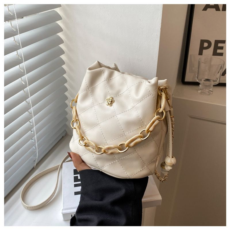 2023 Neue Damen-Trend-Textur-Wassereimer-Tasche Modenische Lingge-Kette Modische, vielseitige One-Shoulder_voghion.com
