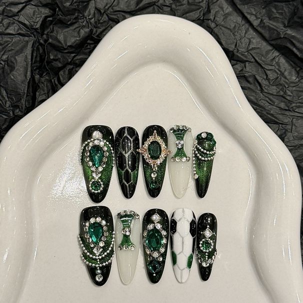 Műköröm Smaragdzöld Glamour Kézzel Készített Prémium Medusa Design_voghion.com