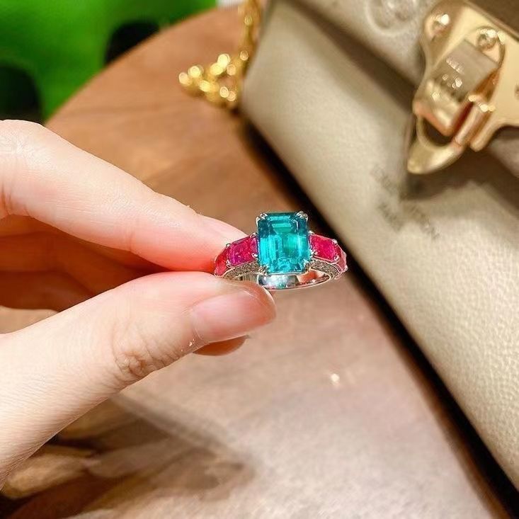 Imitation emerald red corundum contrasting color ring niche design, plated with S silver, grand and luxurious_voghion.com