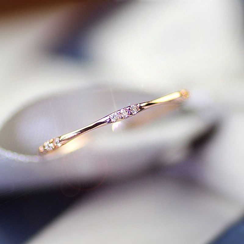 Anillo minimalista de diamantes de seis anillos pequeños y estilo fresco_voghion.com
