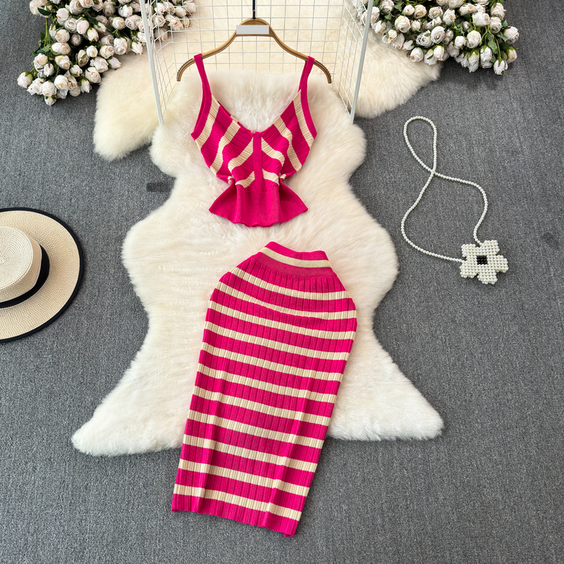 Ropa de mujer, traje tejido de seda helada a rayas de colores contrastantes, traje de dos piezas con falda a la cadera y cuello en V para verano 2024_voghion.com