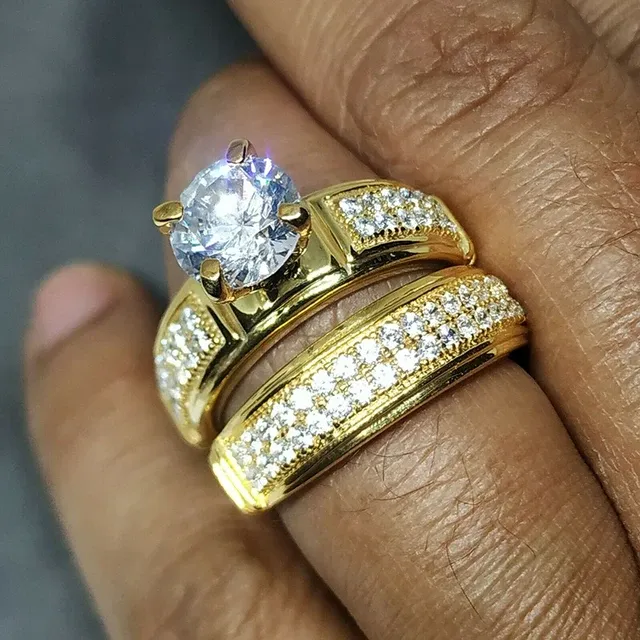 2025 Neuheiten Huitan 2024 Trends Hochzeitspaar für Frauen/Männer Goldfarbe Ehe Verlobung Liebhaber Ringe Moderner Modeschmuck_voghion.com