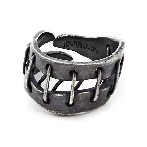 Bague vintage au design irrégulier et au style sombre, ornée d'un nœud artisanal imposant, inspirée du hip-hop et idéale pour les doigts et les mains._voghion.com