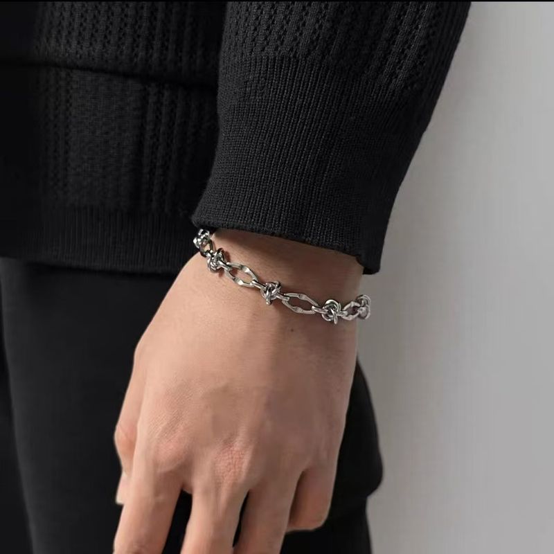 Bracciale in acciaio al titanio resistente alla luce per uomo, semplice e versatile, bracciale cubano annodato a nicchie, hip-hop di alta gamma_voghion.com
