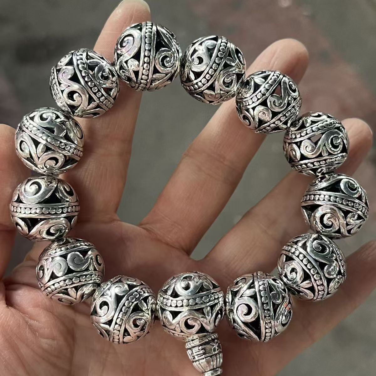 Bracelet argenté style rétro, bracelet ajouré, collier, objet de collection style européen_voghion.com