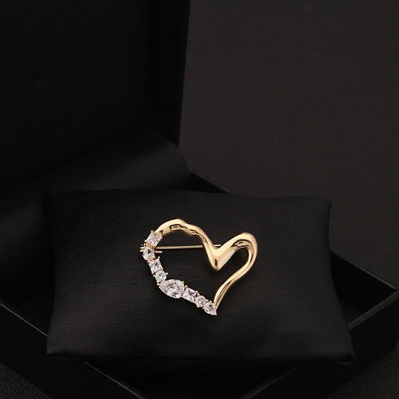 Broche anti-luz de cristal de amor simples e sofisticado, roupas de nicho de alta qualidade para mulheres, acessórios de decote, bugigangas_voghion.com