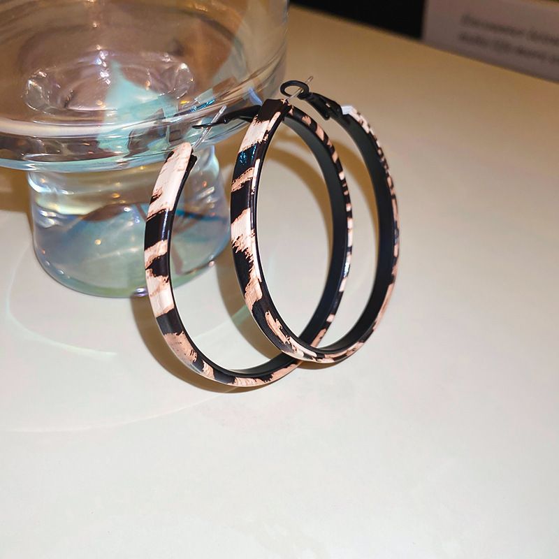 Orecchini a bottone di alta qualità con stampa leopardata a forma di cuore marrone, design unico_voghion.com