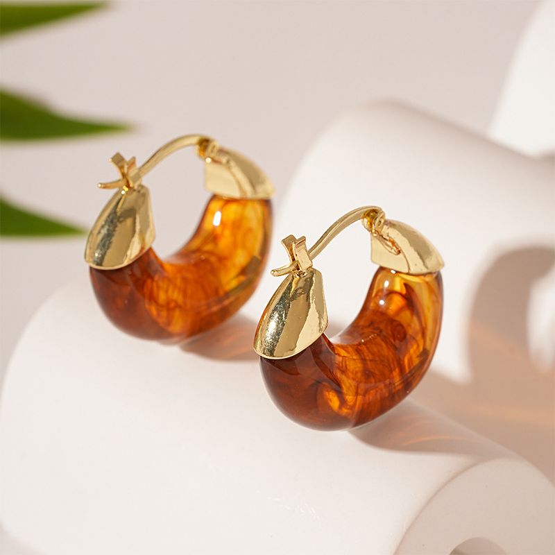 Maillard smudge resin U-shaped basket earrings_voghion.com
