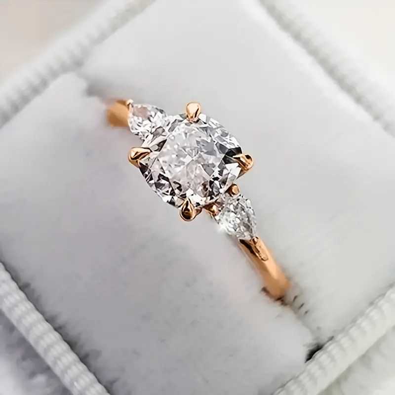Anello da sposa micro intarsiato con quattro zirconi a forma di griffe, temperamento generoso di Cao Shi, per donna, alla moda e_voghion.com