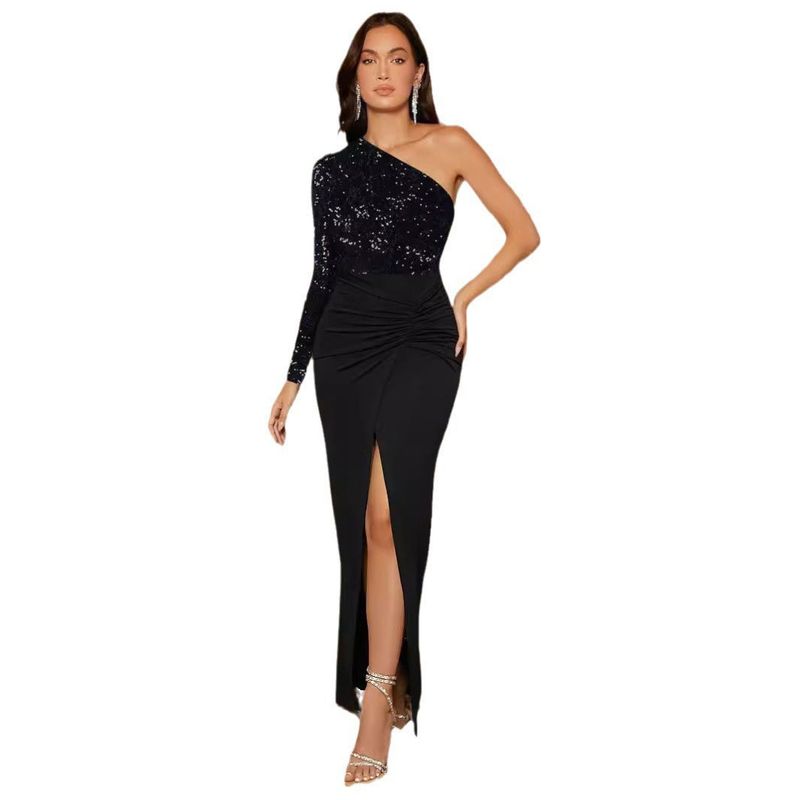 Rochie de damă cu paiete, cu mânecă lungă și crăpături pe talie, pe șolduri, pe un umăr_voghion.com