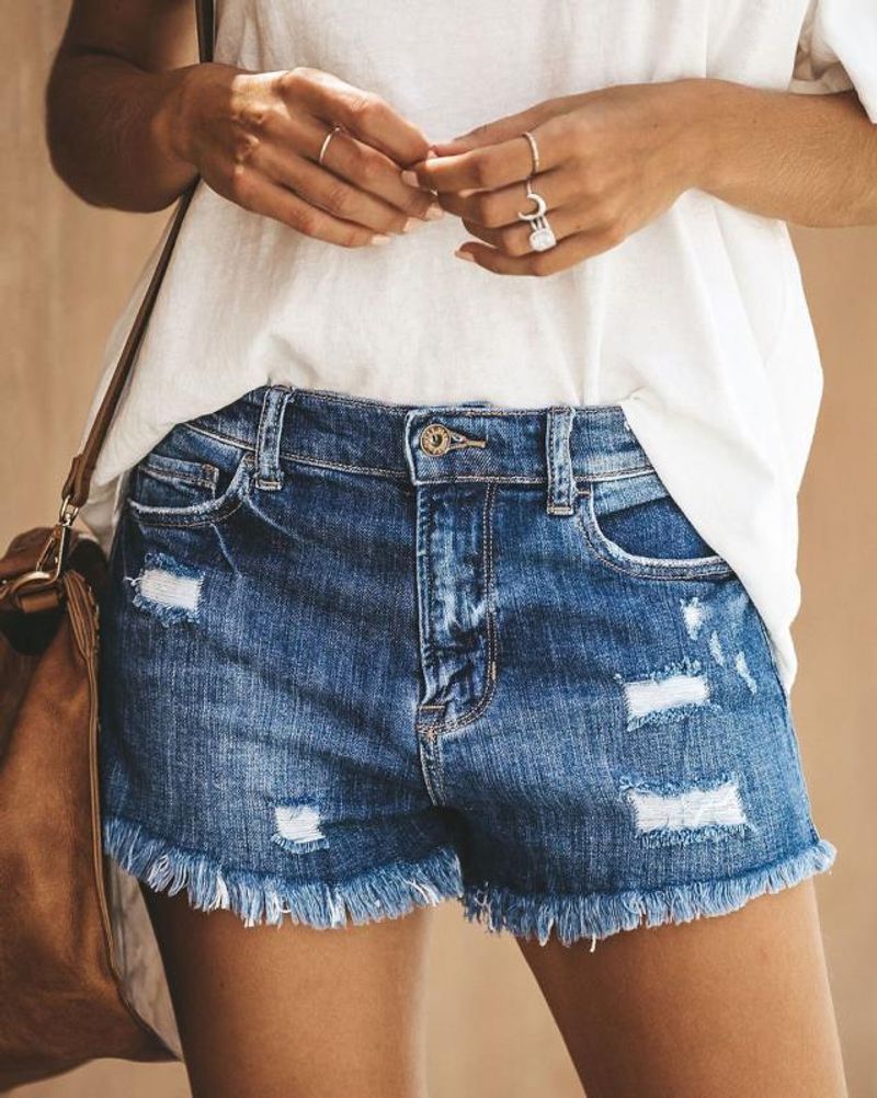 Pantaloncini in denim con frange strappate, moda estate 2025, per donna, pantaloni corti_voghion.com