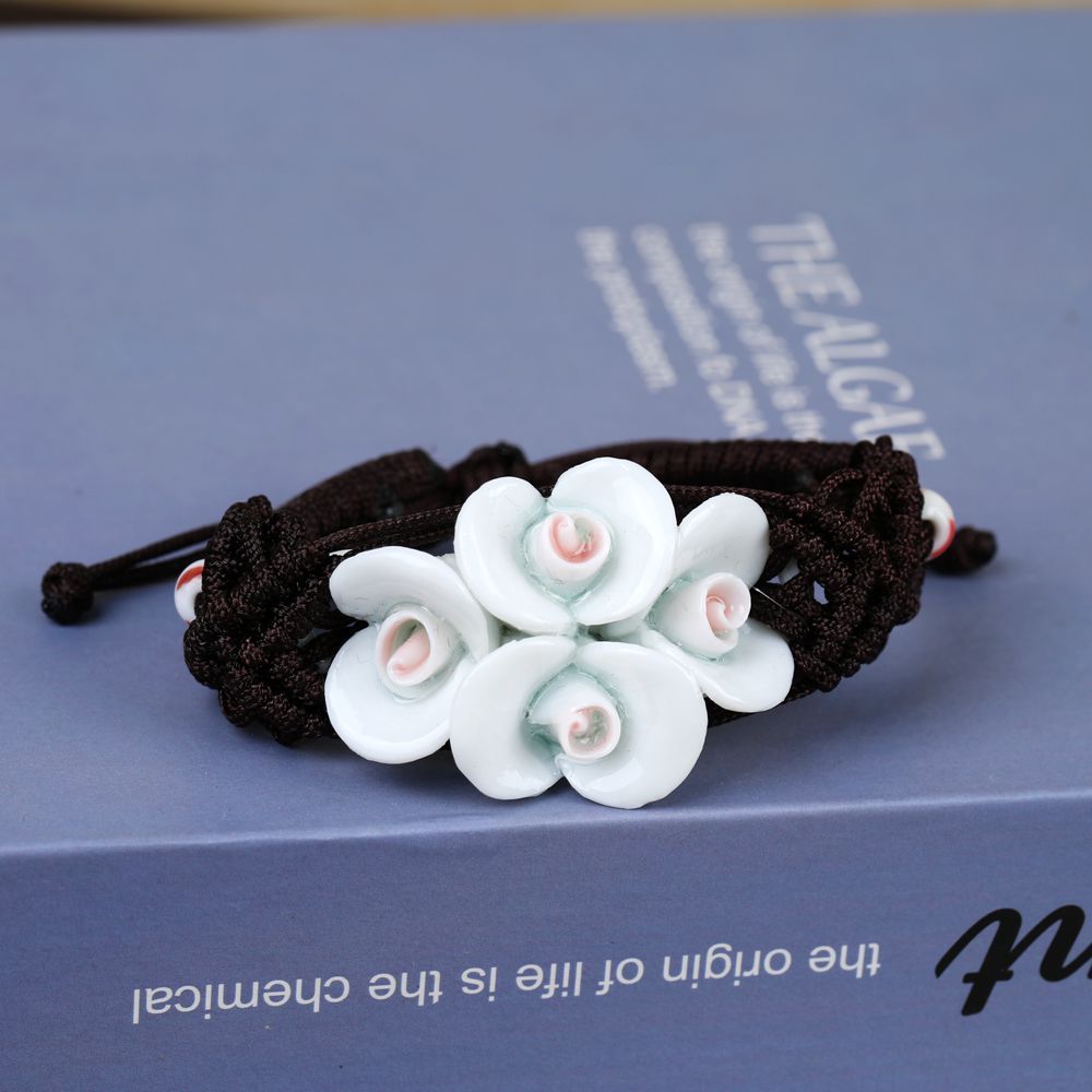 Jingdezhen-Keramik – Perlenarmbänder mit Charakteren, handgefertigt – mit Emaille-Anhängern und Blumenanhängern für den täglichen Gebrauch, für eine verspielte und stilvolle Atmosphäre_voghion.com