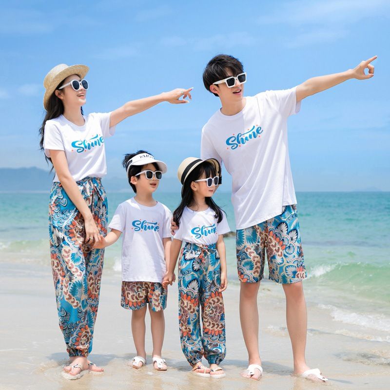 Familienkleidung Familienkleid Sommerkleid eine dreiköpfige Familie Mutter und Tochter Kleid Familienurlaub Foto Strandset_voghion.com