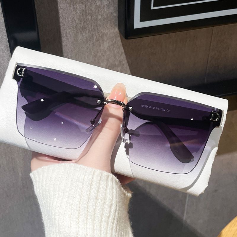 2024 nuevas gafas de sol de moda con letras recortadas sin marco y protección UV de pequeña fragancia para viajes y desplazamientos,_voghion.com