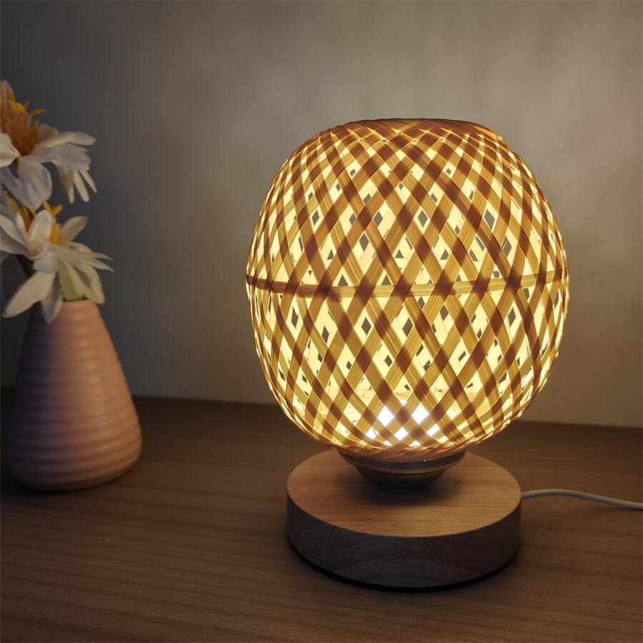 Kreative, kugelförmige Schreibtischlampe aus Bambusgeflecht mit USB-Stromversorgung, geeignet für Schlafzimmer und Arbeitszimmer_voghion.com