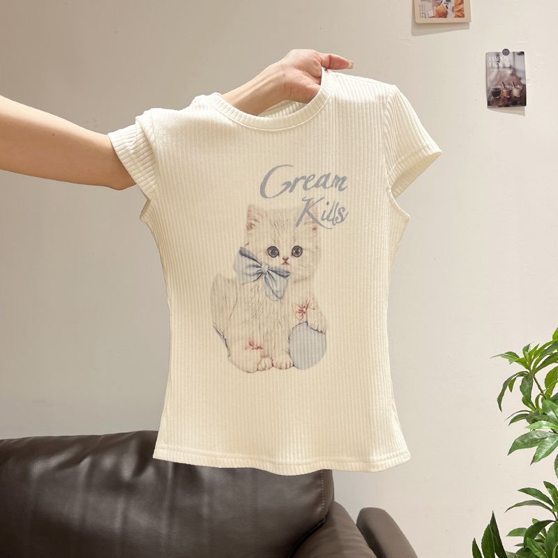 Camiseta de manga corta con estampado de gato para mujer, cuello redondo, hombros descubiertos, corte entallado, 2025_voghion.com