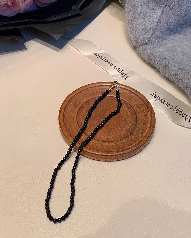Collana con catena a clavicola in perline di agata nera, nuova collezione Pearl Spring 2023, per donna_voghion.com