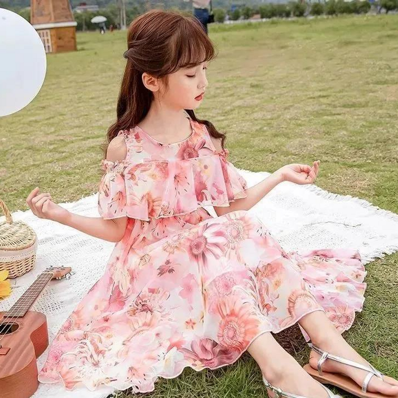 Vestido fino estampado estiloso de ombro caído para mães e crianças, verão 2024, novo estilo, vestido de fada para meninas, saia infantil média e grande_voghion.com