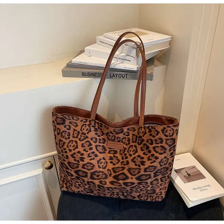 Designer Leopard Print Single Shoulder Canvas Large Capacity Tote Bags Trendy Fashion Commuter College Student Class Bag_voghion.com