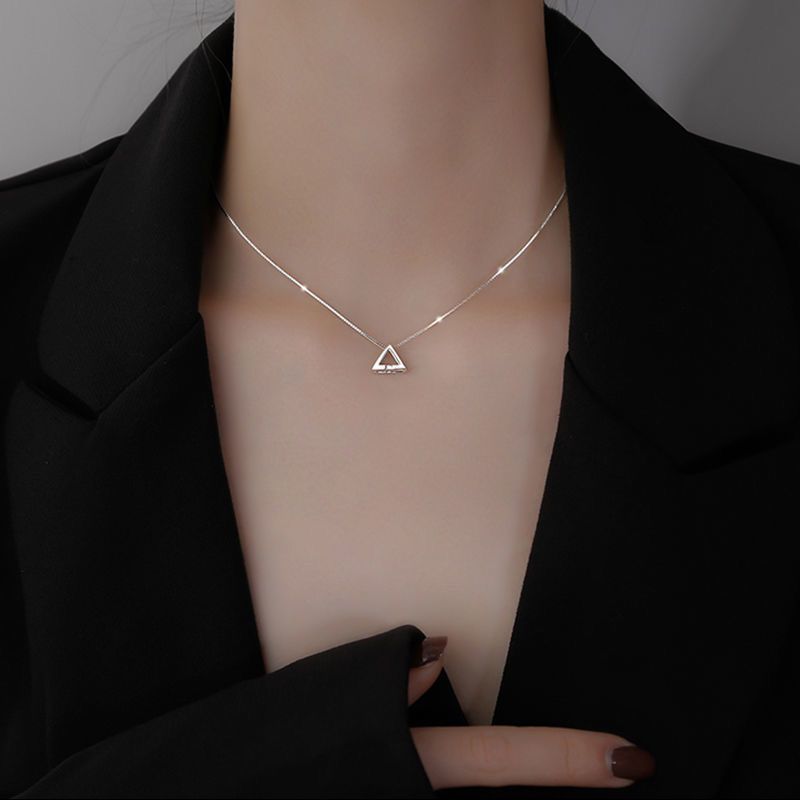 Collana triangolare in argento sterling con design di nicchia per studenti, catena per clavicola, nuovo ciondolo di lusso leggero di alto valore 2022_voghion.com