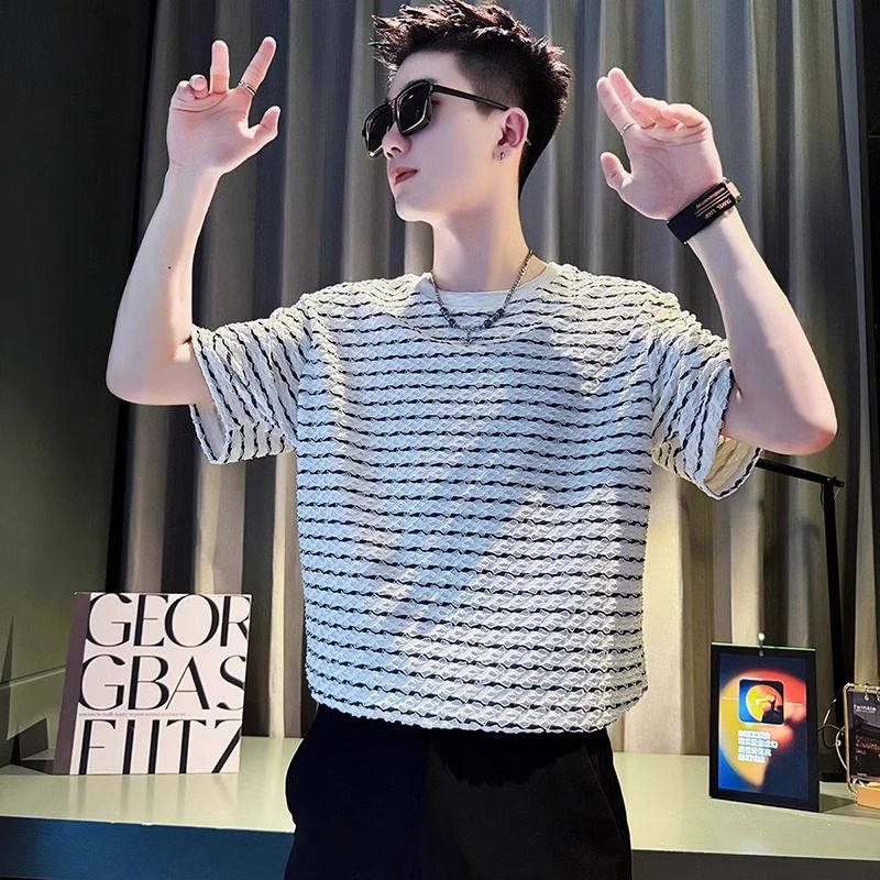 Roupas masculinas Seersucker camiseta de manga curta masculina verão novo estilo gelo seda design nicho bonito meia manga listrado top_voghion.com