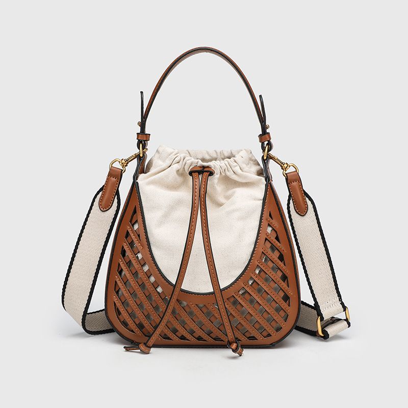 Borsa a tracolla intrecciata a secchiello con tracolla singola marrone scuro gialla, novità 2024 da donna_voghion.com