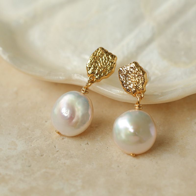 Orecchini a bottone con moneta d'oro irregolare, unici, eleganti e semplici, lunghi e con perle, per donna_voghion.com