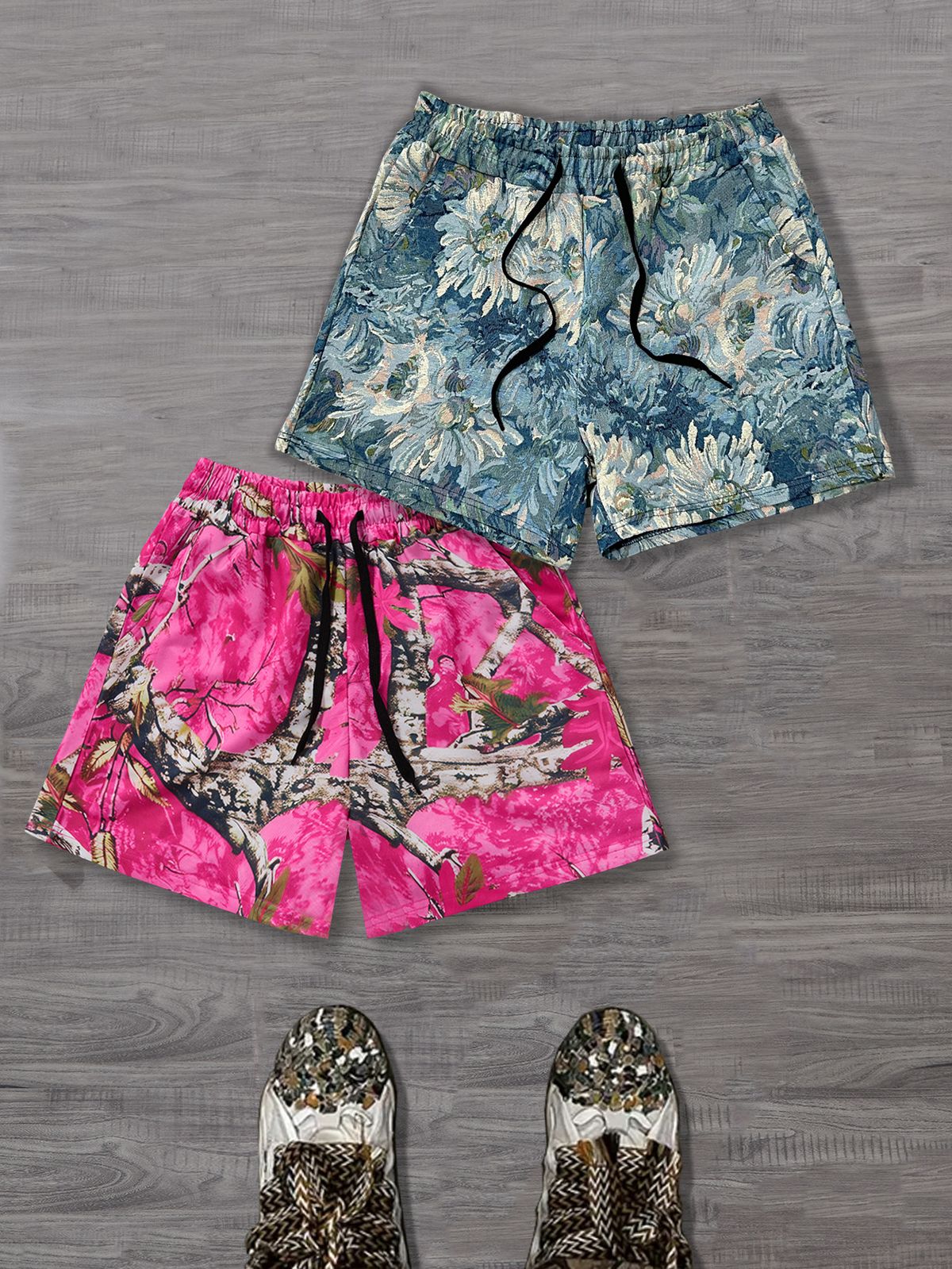 Pantaloncini con coulisse da uomo con motivo a fiori blu e bianchi e rami mimetici_voghion.com