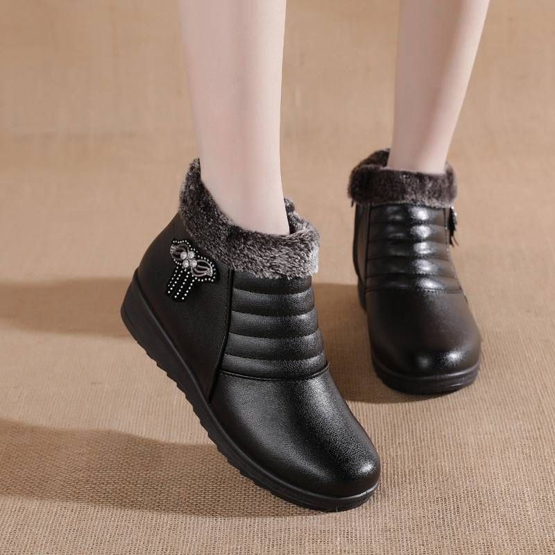 Chaussures d'hiver pour mères âgées, chaussures en coton, grande taille, chaudes, confortables, en velours, antidérapantes, plates, en cuir, à semelles souples_voghion.com