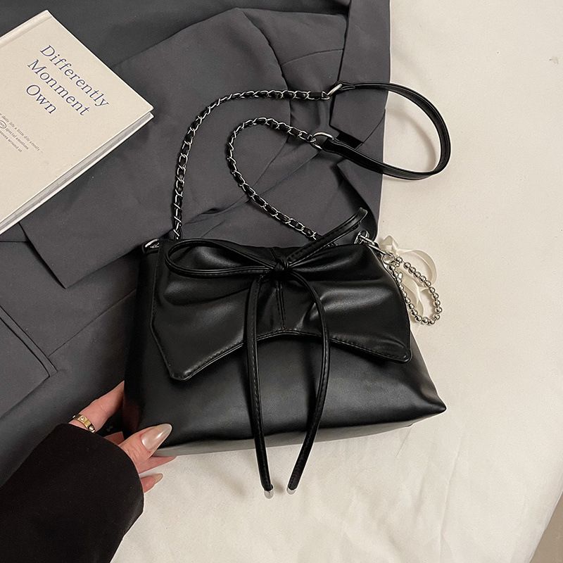 Borsa a tracolla con catena argentata, nuova collezione 2025 da donna_voghion.com