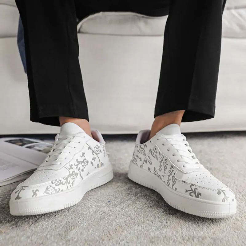 Zapatos casuales de skate para jóvenes, transpirables, blancos con estampado floral, con diseño que aumenta la altura._voghion.com