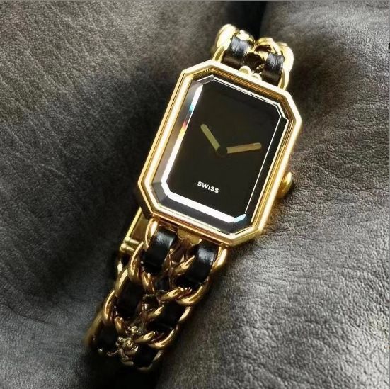 Montre femme classique, moderne, petite, carrée, noire et dorée, style vintage milieu du siècle, bracelet à chaîne tressée._voghion.com