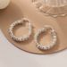 Brincos INS New com design sofisticado e moderno, em formato de círculo grande e irregular, com argolas em formato de C._voghion.com