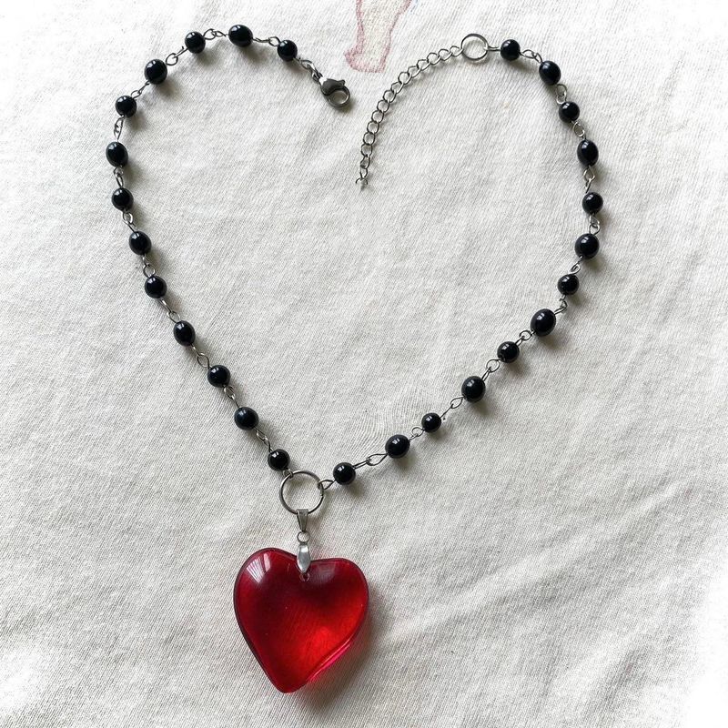 Halsketten Schwarze Perlenkette mit rotem Glasherzanhänger_voghion.com