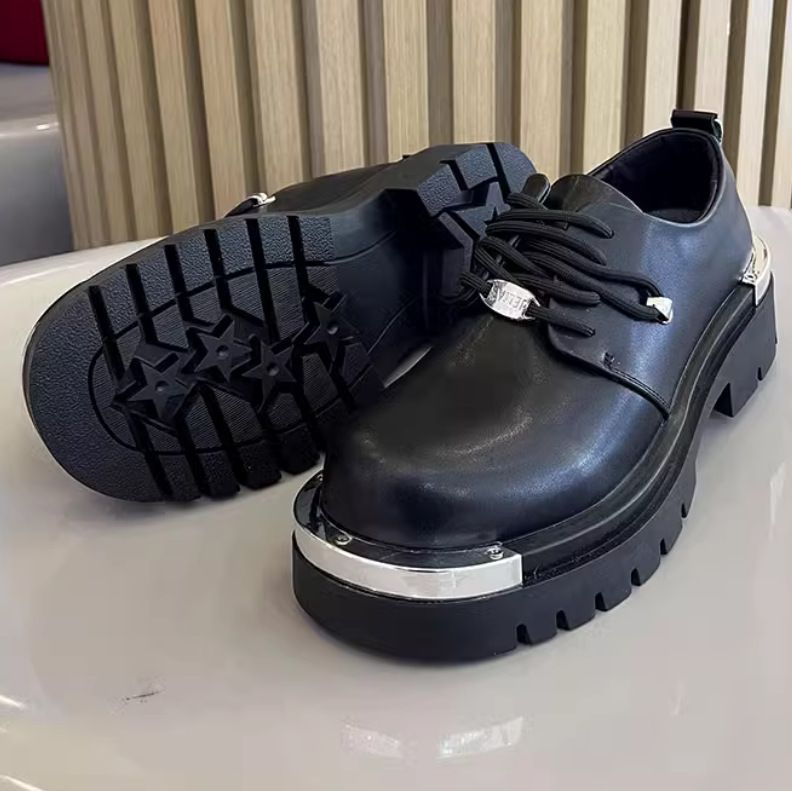 Lässige Herren-Derbyschuhe aus Leder mit runder Zehenpartie, dicker Sohle und Dämpfung für bequemen Tragekomfort im Alltag. Lässige Derbyschuhe mit runder Zehenpartie und Plateau._voghion.com