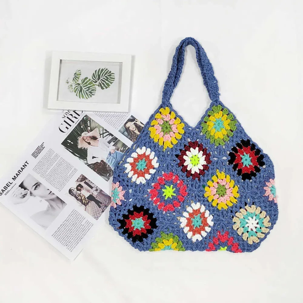 Borsa a tracolla patchwork multicolore realizzata a mano all'uncinetto da designer - Artigianato di ispirazione etnica_voghion.com